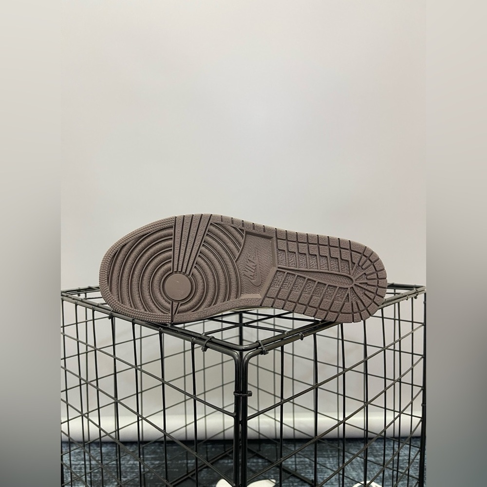 Travis Scott x Air Jordan 1 Retro Low OG 'Reverse Mocha' - Picture 9 of 9